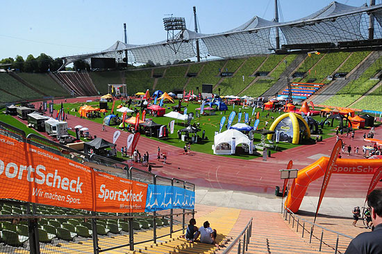 Sport Scheck Outdoor Festival 2011 im Olympiastadion München vom 19.-21.08.2011 Hochseilgarten, Kletterwände, Slacklines, MTB-Parcours, Abseilen, Flying Fox und FC Bayern Basketballer und mehr mitten in München (©Foto: Ingrid Grosmann)